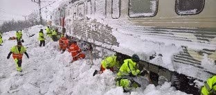 40 LKAB-anställda skottar fram insnöade tåget