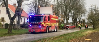 Person kvar i bilen efter olycka