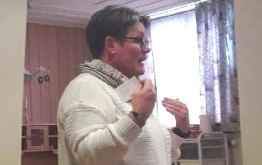 Nina Hägg, digitala handledare på Arvidsjaurs kommun föreläste om vikten av utbildning, så att äldre inte ska hamna utanför ”den digitala världen”.