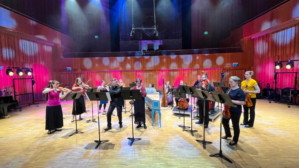 Uleåborgs Barockorkester bjöd på en musikalisk barockbuffé under tisdagskvällens konsert på Festspelen i Piteå. Här ses solisterna Pekka Elsilä och Regina Hamarikivi som framförde "Concerto for flute and oboe in H minor" av Johann Friedrich Fasch.