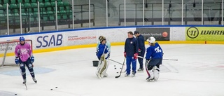 Tjejer drillas i amerikansk hockey på Rosvalla