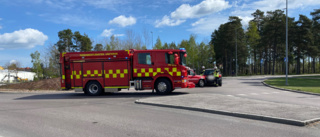 Man greps efter bilolycka med flera bilar • Vittne: "Han körde inte in i rondellen på vanligt sätt."