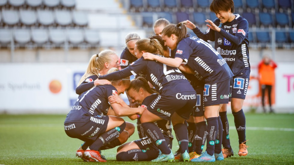 Linköpings Olga Ahtinen jublar med lagkamraterna i segermatchen mot Djurgården.