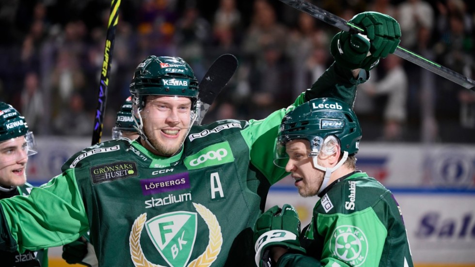 Färjestads tvåmålsskytt Victor Ejdsell jublar tillsammans med Daniel Viksten efter ett av sina mål i segermatchen över Rögle. Nu väntar SM-final mot Luleå för Karlstadslaget.