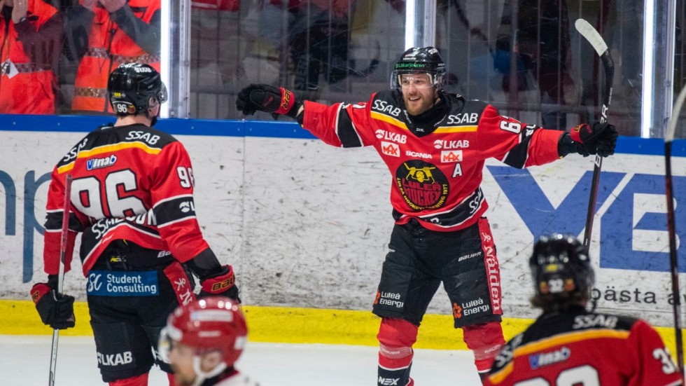 Luleås Linus Omark, mitten, jublar tillsammans med bland andra Pontus Andreasson, vänster.