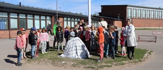 Barn uttrycker känslor i betong