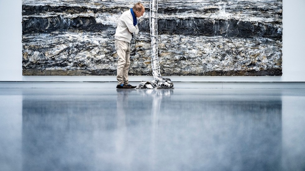 "Am anfang" av Anselm Kiefer föreställer den bibliska Jakobs stege – som förbinder jorden och människan med Gud och himlen.