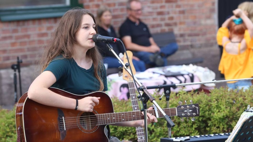 Nora Exner på gitarr spelade ”Lonesame town”.