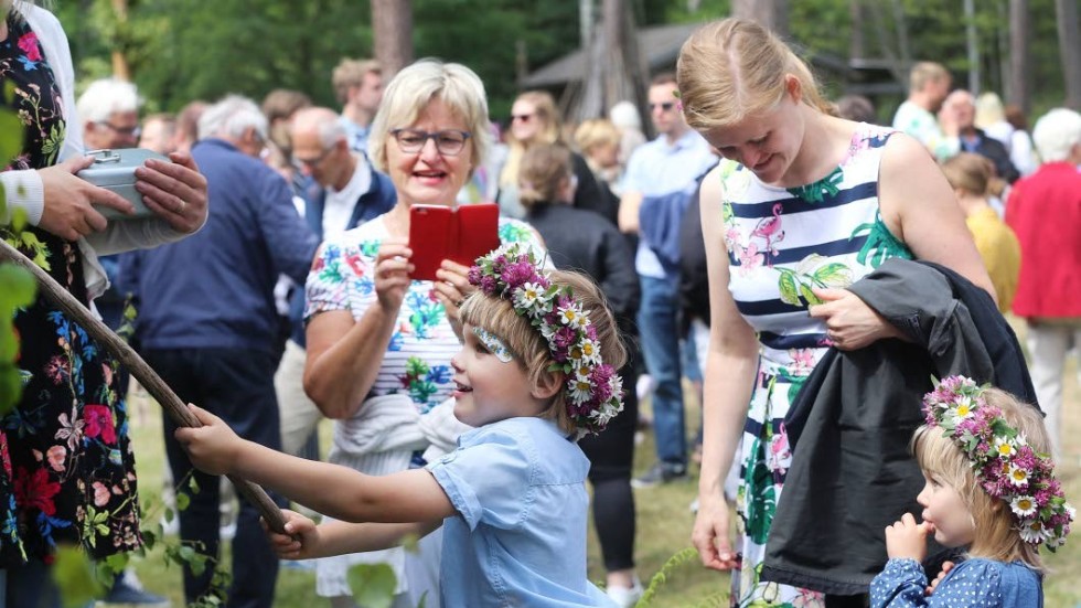 Sven Appelhult och lillasyster Ingrid fiskade i fiskdammen.