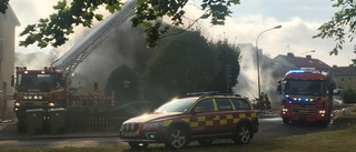 Flerfamiljshus skadades i kraftig brand