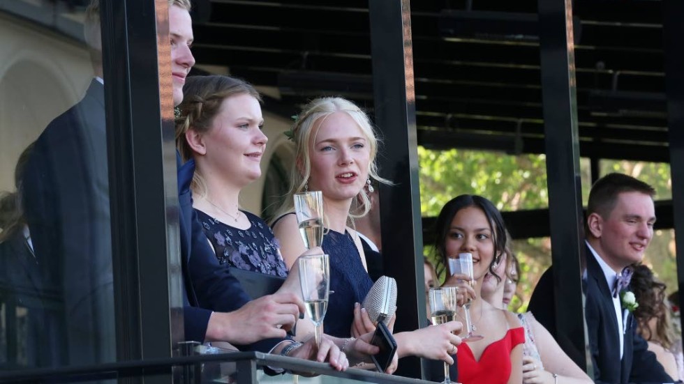 Väl inne på Stadshotellet fick studenterna ta igen sig en stund.