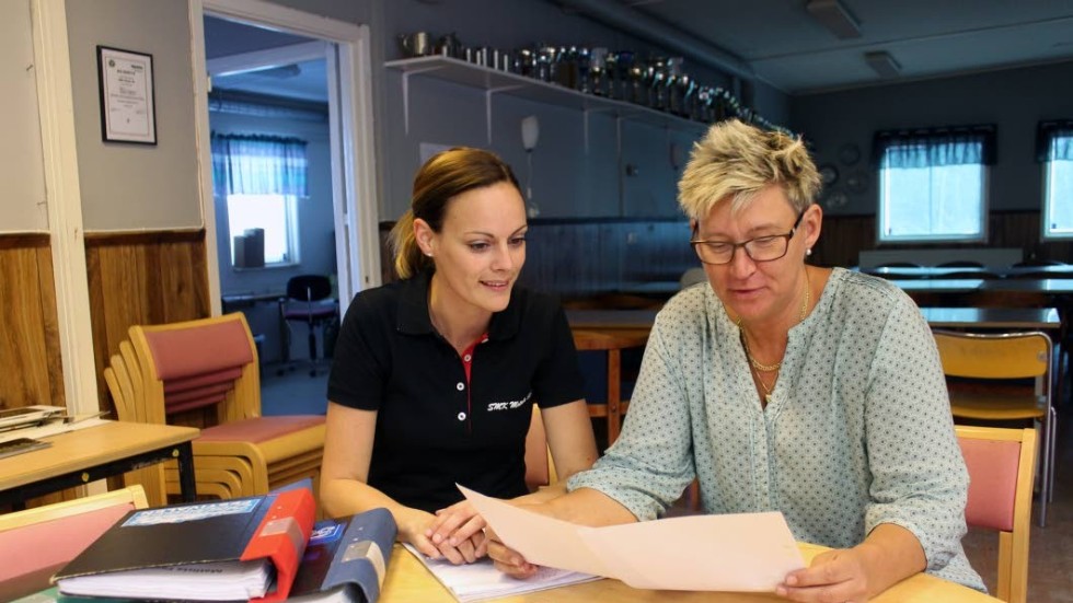 FÖRBEREDELSER. Jennie Ekberg och Fia Häggberg kollar anmälningslistor inför den 35:e festivalen på Dunteberget.
