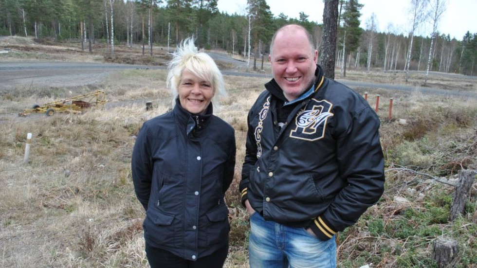 Glada. Lotta Strand och Stefan Kemle, SMK Valdemarsvik, gläds åt ökat intresse för motorsport.