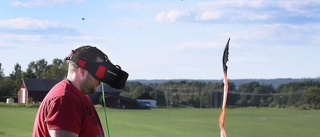 Här flyger piloten med fötterna på marken