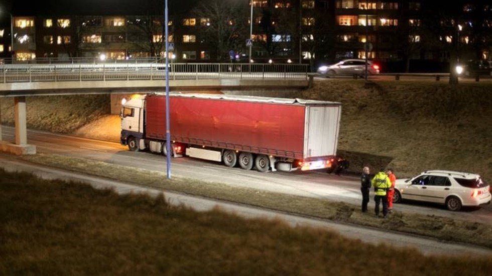 Larmet om att en långtrådare fastnat under i viadukten på Riksvägen kom klockan 19.02 på måndagskvällen och tre trafikpolispatruller var på plats strax efteråt.