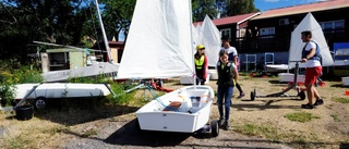 Seglar i väg på äventyr och tältar på öar