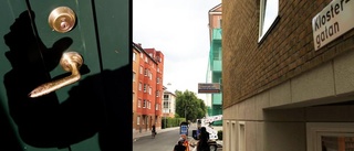 Man och kvinna på rövartåg genom centrum