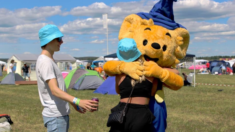 Bjuder på kramar. Många festivalbesökare vill kramas med Bamse.