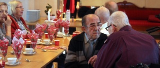 Guldkantad grötlunch för de äldre