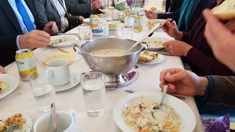 Lakesoppa var vanlig mat i Vätterntrakten förr. I dag skulle det gå att fiska mycket mer, säger Jonny Ståhl som har dragit upp de här fiskarna.
