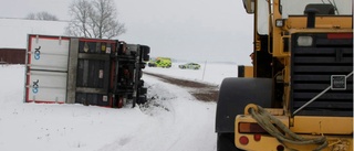 Lastbil full med ägg välte ner i ett dike