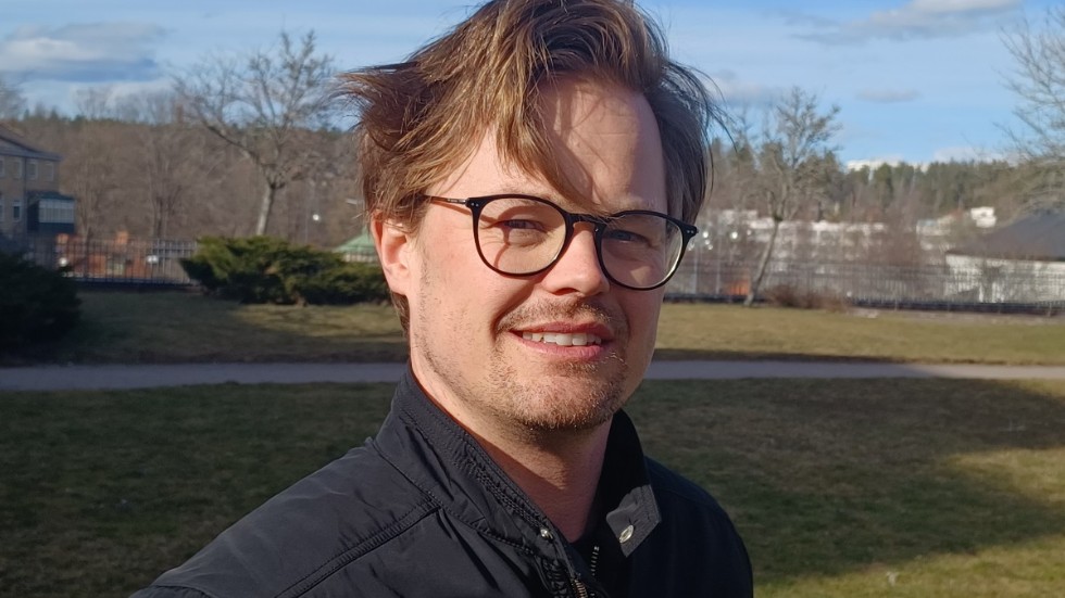 Mikael Wallin (L) var inte jävig i lagens mening när han deltog i kommunstyrelsens beslut om Bergska skolan. Men han hade sluppit en del besvär och påhopp om han insett att hans två styrelseuppdrag riskerade att kollidera i ett delikatessjäv. 