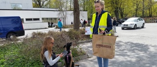 Skällande följe till stöd för hemlösa