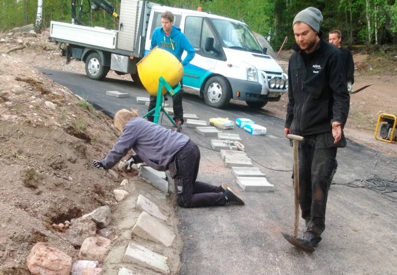 Alternativspåret. Rasbo MK satsar på en nyrenoverad Pustbolbana inför Nationaldagsracet, med bland annat ett nytt alternativspår för att höja spänningen. 
På bilden syns Therese Johansson (på knä), Thomas Johansson (längst bort) Martin Geijstedt (till höger). I bakgrunden syns även Gerry Olsson.