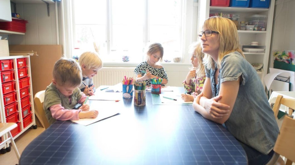 Inga gifter här! Allt på Solstugans förskola i Viksta har gåtts igenom, från vaxdukar och matförvaring till leksaker och städrutiner, för att göra miljön så kemikaliefri som möjligt. Midas Joosse, Axel Wissman, Janna Joose och Ingrid Wissman ritar med tuschpennor utan lösningsmedel, barnskötaren Annica Strand tittar på.