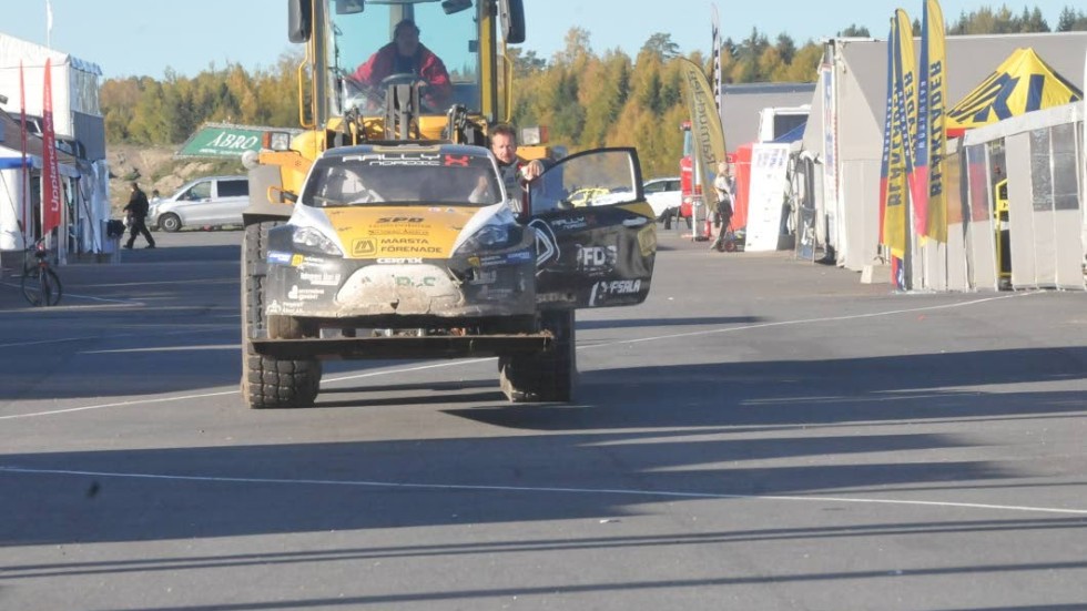 En trasig styraxeln gjorde att Michalaks bil fick transporteras av banan.