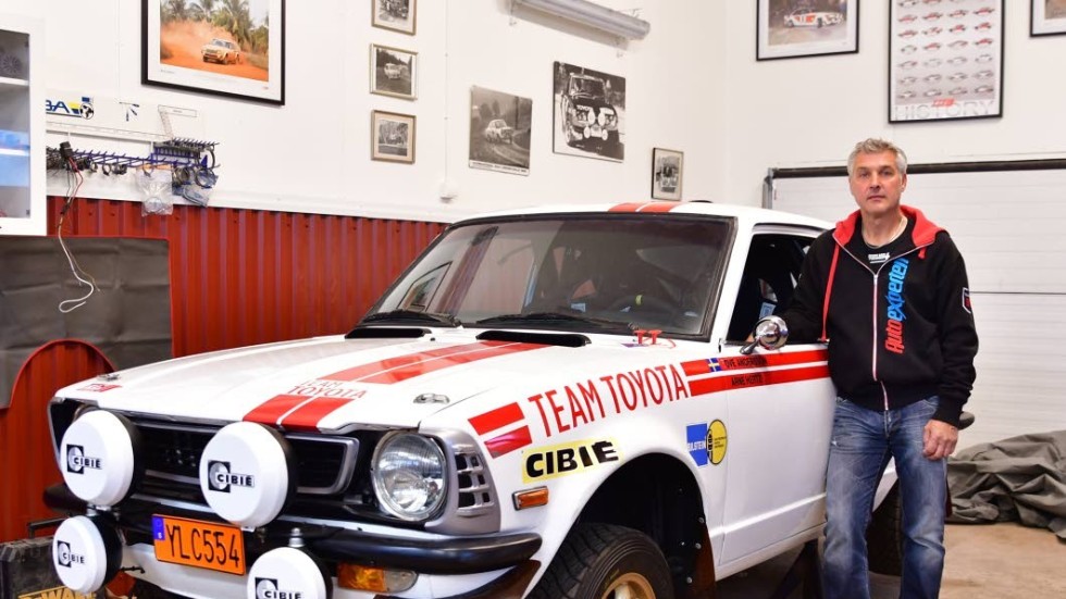Roger Andersson, son till "Påven", hemma i garaget i Dannemora med en kopia av den Toyota Corolla som hans pappa körde 1975.