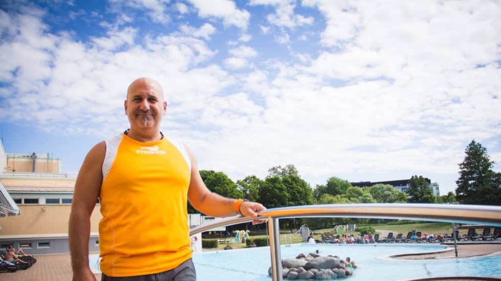 Leon Keusseyan är enhetschef för arenor och fastigheter på Uppsala Kommun. Enligt honom har det varit betydligt mindre folk på Fyrishovs utebad till följd av det regniga vädret.