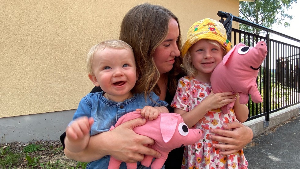 Denna kväll uppmärksammades det även att Emil i Lönneberga fyller 60 år. Några som fick var sin griseknoe var syskonen Tim och Malva Blomqvist. De visade stolta upp sina grisar för mammas kompis Alva Klingstedt. Fyraåriga Malva tyckte att griseknoen var jättegosig och hon berättade också att hon nyss hade sett den riktiga Emil i Lönneberga på skolgården. Hon hade dock inte tid att leta efter honom eftersom hon först ville köpa korv och därefter fina pärlplattor som skolans elever gjort. 