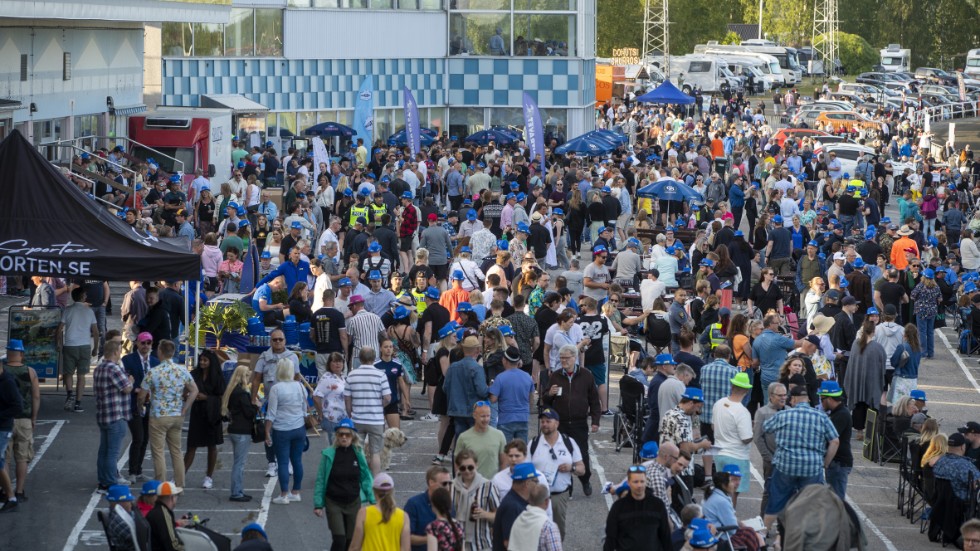 Solsken och publikfest när Midnattstravet med V75 avgörs.
