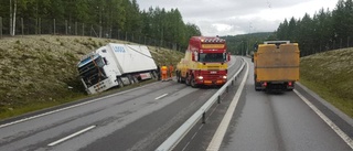 Lastbil i olycka - förare förd till sjukhus