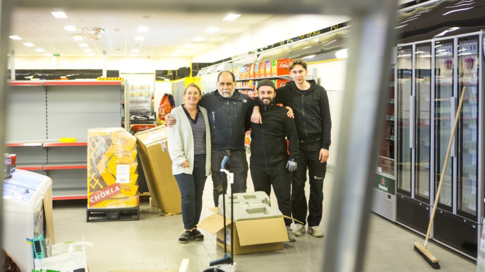 Pernilla Almqvist, Younes Elammari, Arber Shabani och Alexander Almqvist Elammari har fullt upp inför fredagens butikspremiär.