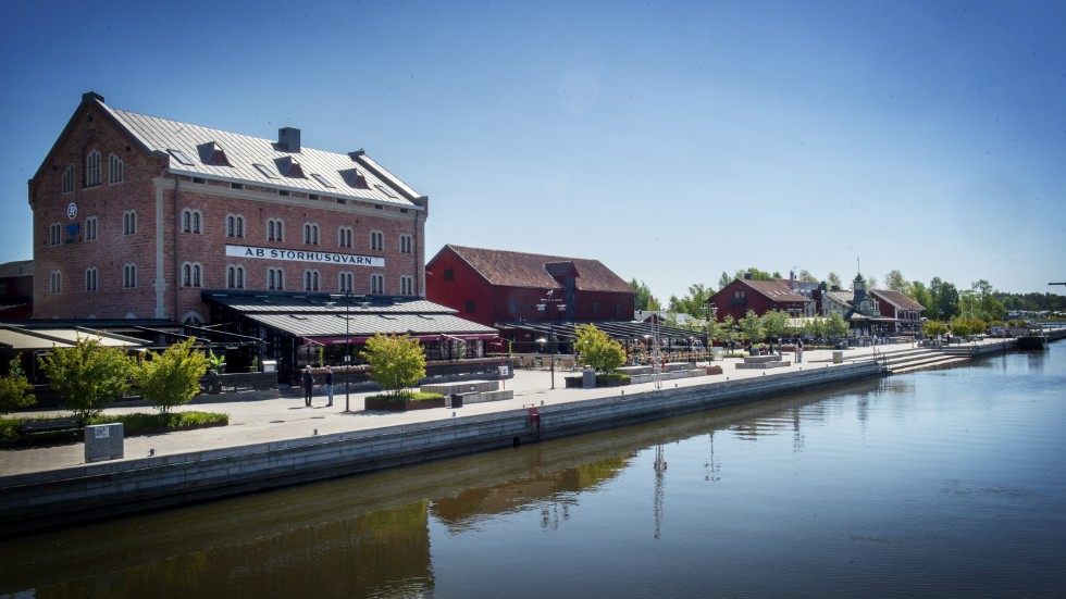 Nyköpingsbaserade familjeföretaget Casab har köpt  magasinet (den röda byggnaden i mitten) i hamnen med planen att på sikt rusta upp invändigt. 
