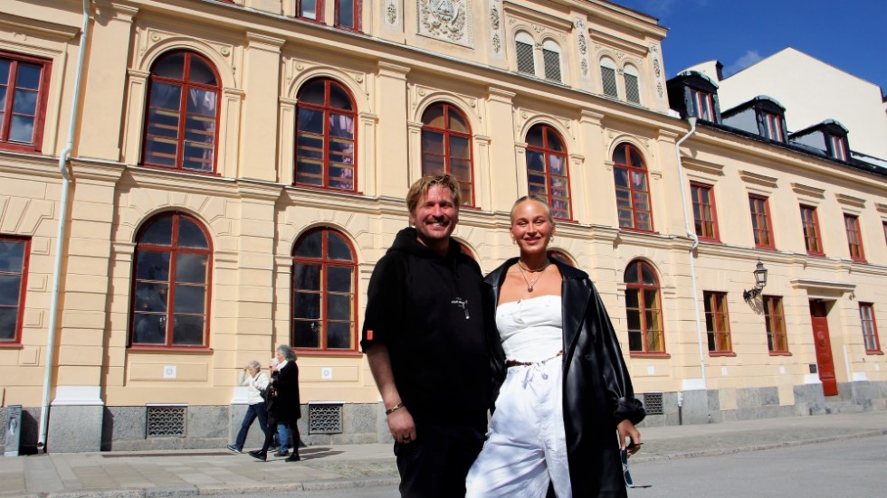 Här är de nya ägarna av klassiska Arbis på Bredgatan 54. Paret Tjoffe Sjögren och Eleonor Léone har köpt fastigheten och ska ta tillbaka historien och skapa nya minnen. "Vi har våra hjärtan här", säger de.