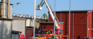 Brand i flishög på sågverket – grannar larmade