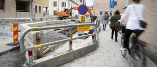 Här grävs hundraåriga ledningar upp under centrala gatan