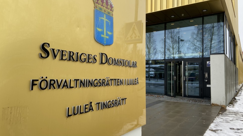 Kvinnan och mannen åtalas vid Luleå tingsrätt för att tillsammans och i samförstånd ha spridit uppgifter om en annan man, som kunde förväntas utsätta mannen för andras missaktning.