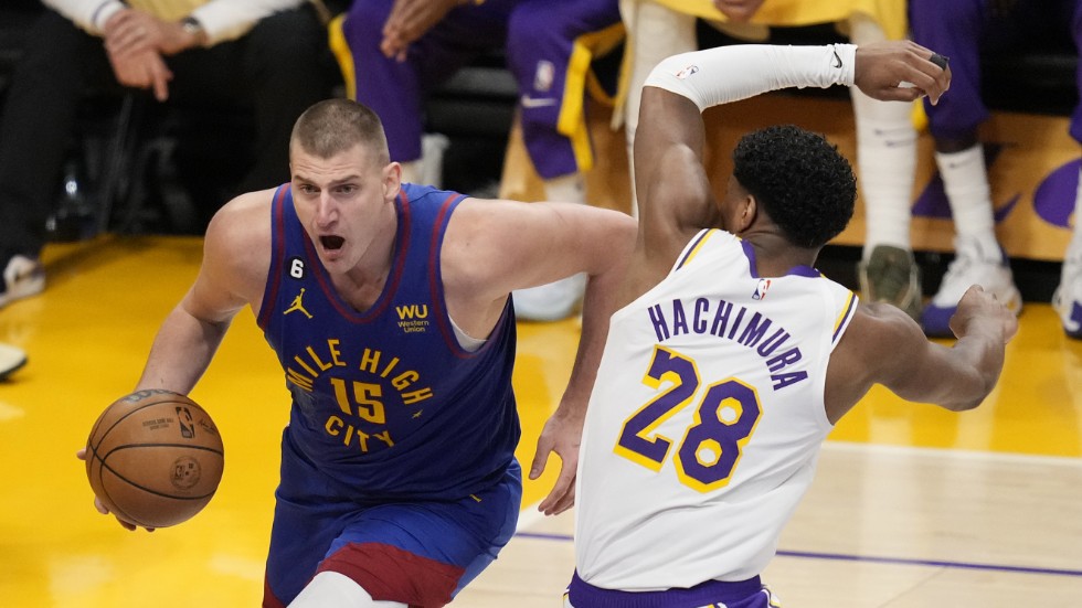 Denvers stjärna Nikola Jokic tar sig förbi Rui Hachimura i samband med nattens slutspelsmöte i Los Angeles mellan de båda lagen.