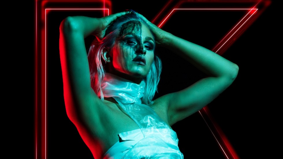 Nyligen släppte Eleonor Léone singeln "Karma". En försmak av kommande EP.