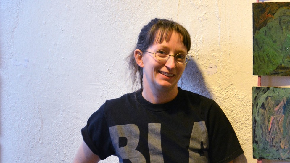 Konstnären och konstpedagogen Mika Liffner har lett arbetet där barn mellan 12 och 17 år skapat abstrakt konst som kommer att pryda Söderköpings enda gångtunnel.