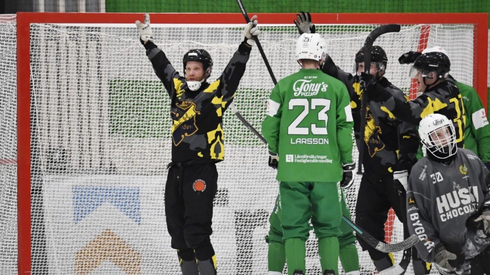 AIK:s Johan Esplund jublar efter sitt 6–4-mål i onsdagens elitseriematch i bandy mot Hammarby.