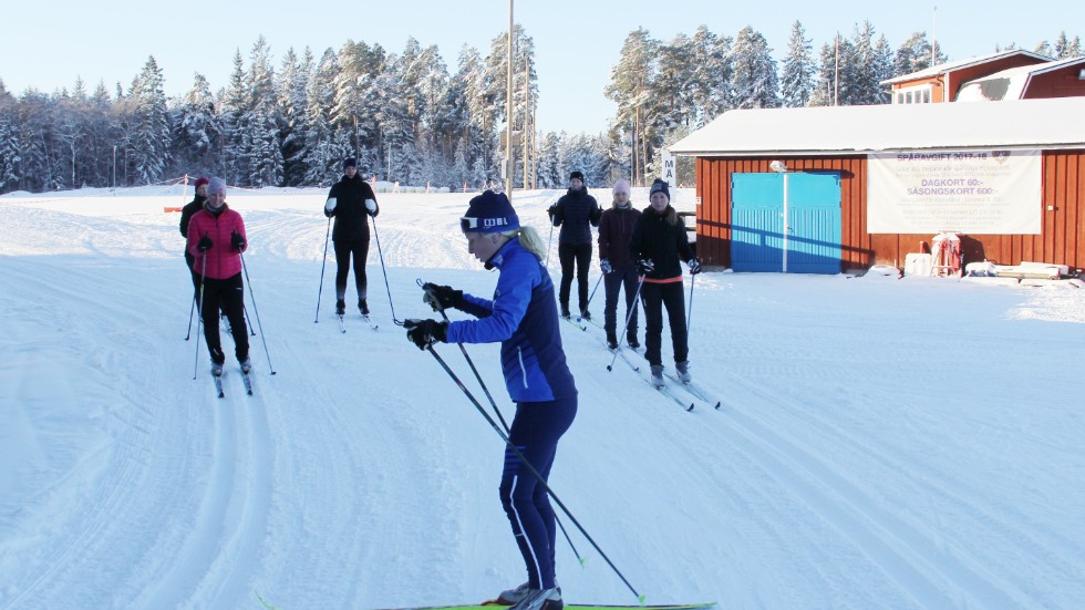 Här visar instruktören Ida Johansson vad man ska tänka på i samband med uppförsåkning.