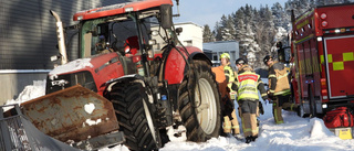 Krockade med snöplog – föll ur fordonet