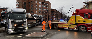 Rondell stängdes av efter att lastbil fastnat