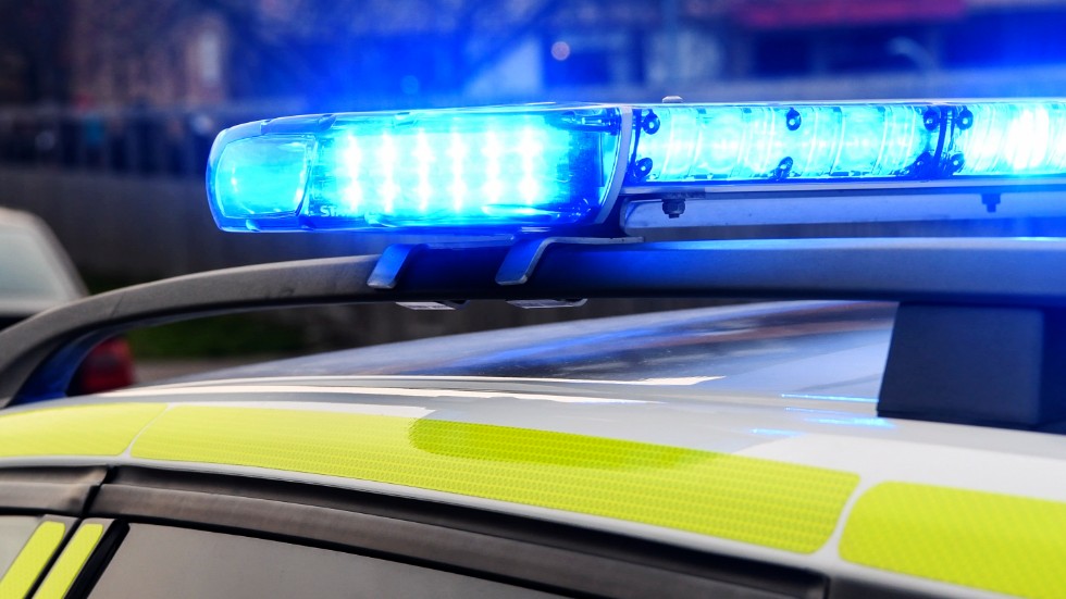 Bilisten körde snabbt och passerade bilar på insidan.