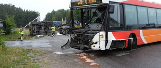 Lastbil välte efter krock med buss – två till sjukhus